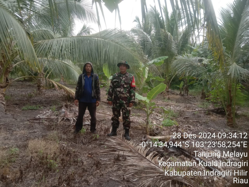 Patroli dan Sosialisasi Karhutla di Desa Tanjung Melayu Oleh Babinsa Koramil 04/Kuindra
