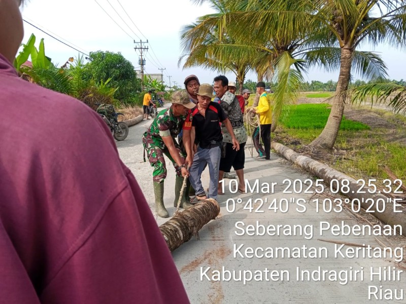 Koramil 09/Kemuning Babinsa Kuala Keritang Melaksanakan Goro Pembuatan Jembatan