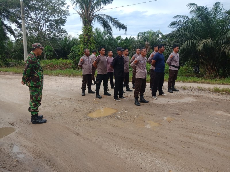 Disiplin Jalankan Tugas Babinsa Koramil 03/Tempuling Latih PBB Security