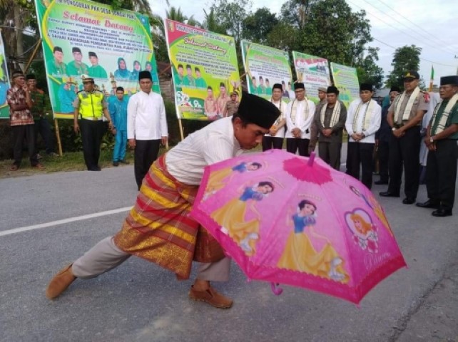 Safari Ramadhan di Kecamatan Singingi Hilir, Dianto Mampanini di Sambut Tari Payung 