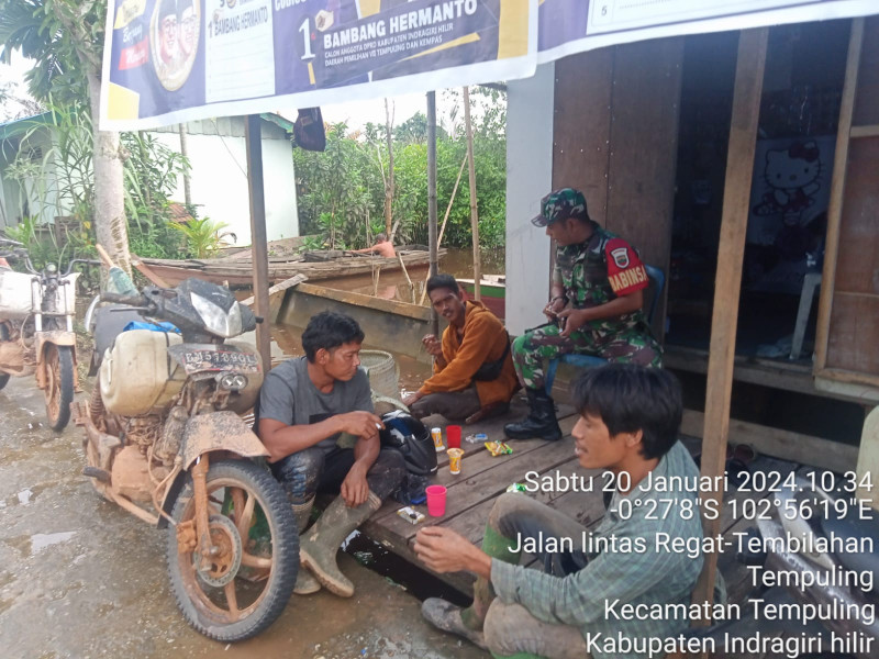 Keakraban Babinsa 03/Tpl Dengan Warga Binaannya Terlihat Saat Komsos Disela-sela Istirahat Gotong Royong