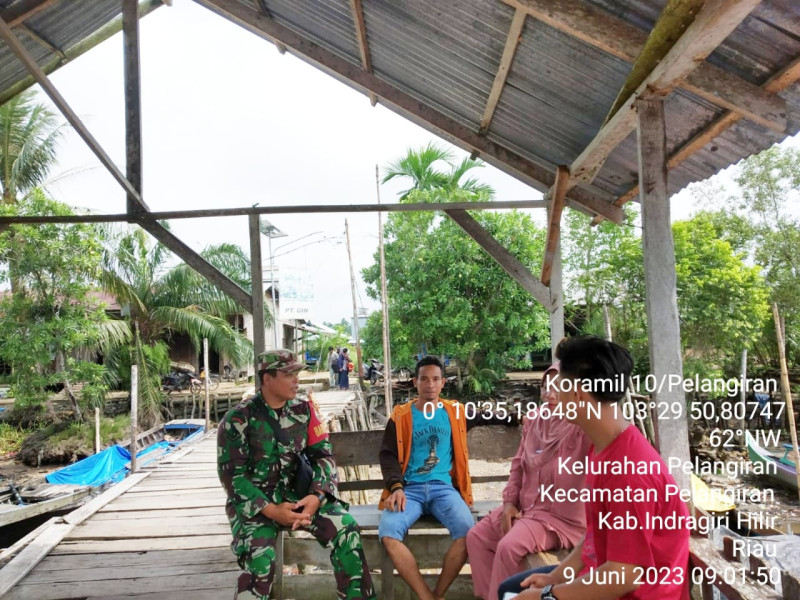 Babinsa Koramil 10/Pelangiran Wujudkan Situasi Yang Nyaman Di Desa