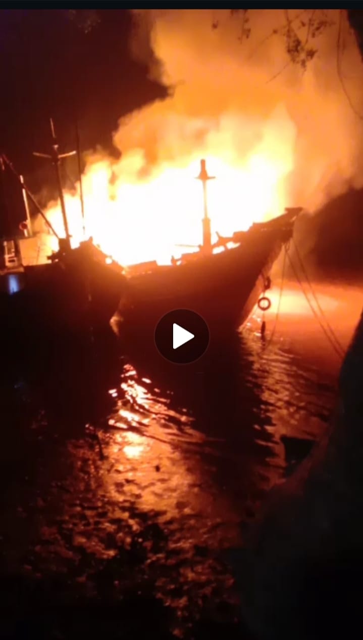 Kapal Muatan Ganal di Tempuling Berapi, Bikin Ngeri...