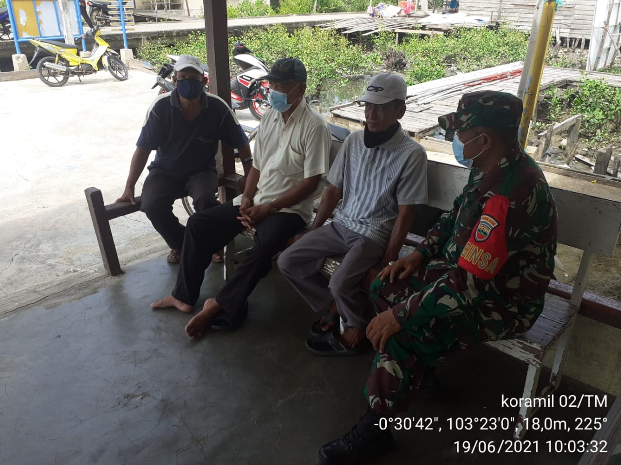 Sertu P Siregar Komsos Protkes di Desa Tanah Merah