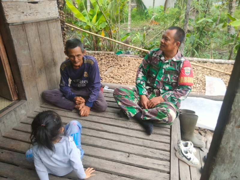 Babinsa 05/Gas Serda Rudi Hartono Melalui Komsos Untuk Jaga Silaturahmi dan Kebersamaan Dengan Warga
