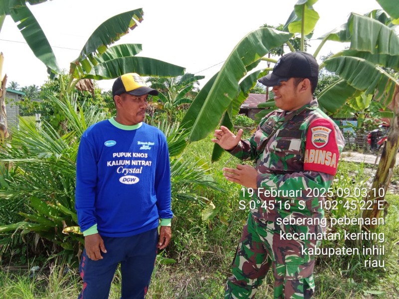 Babinsa Koramil 09/Kemuning Meningkatkan Kesadaran Masyarakat akan Bahaya Kebakaran Hutan