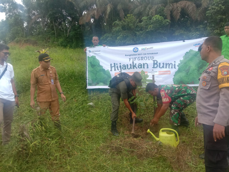 Peduli Terhadap Lingkungan, Danramil 09/Kemuning Lakukan Penanaman Pohon