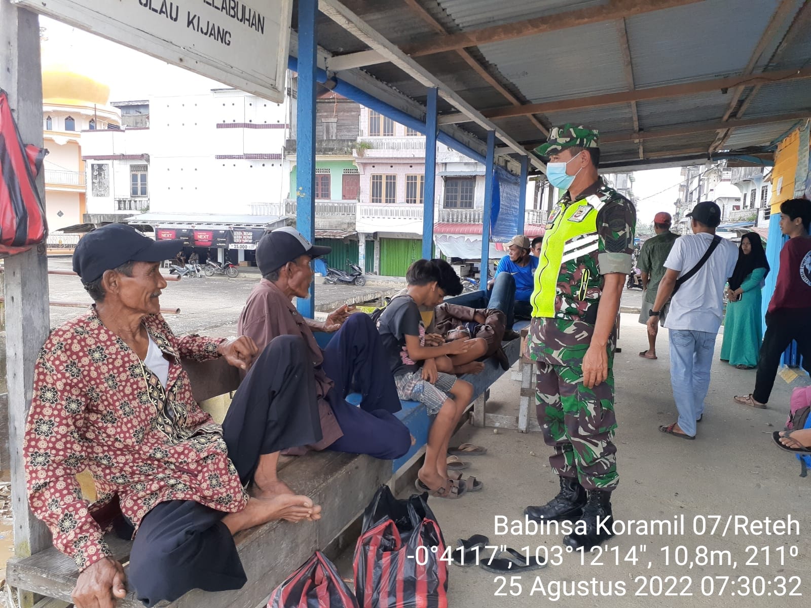 Babinsa Koramil 07/Reteh Tetap Lakukan Penegakan Disiplin Prokes