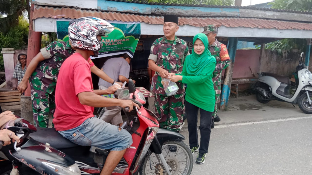 Tingkatkan Kegiatan Positif, Danramil 04/Kdr Bersama Anggota dan Ibu-ibu Persit Berbagi Takjil Kepada Masyarakat