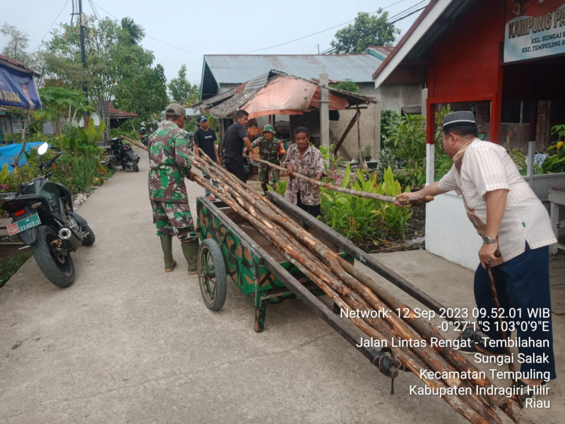 Babinsa 03/Tpl Bersama Warga Kampung Pancasila Lakukan Goro Pembuatan Kebun Apotik Hidup