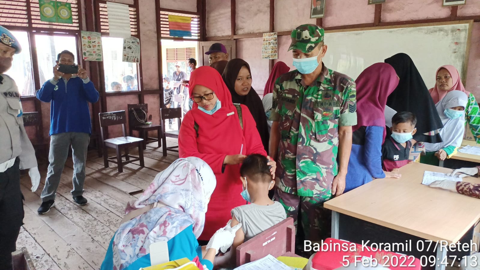 Babinsa Koramil 07/Reteh Dampingi Vaksinasi untuk Pelajar di Desa Pulau Kecil