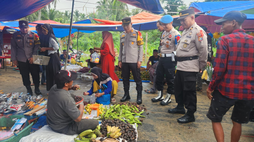 Hari Pencoblosan Semakin Dekat, Kapolsek Kempas Ingatkan Pedagang Pasar