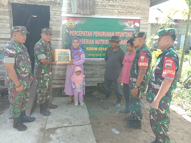 Danramil 03/Tpl Lakukan Pemberian Gizi Bantuan Kepada Anak Stunting di Kelurahan Sei Salak
