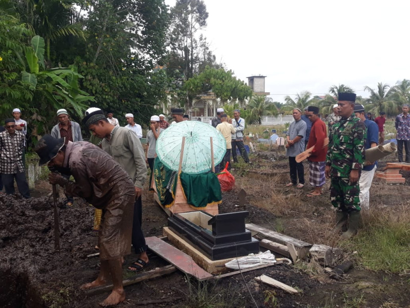 Sebagai Bentuk Kepedulian, Babinsa Koramil 05/Gas Serma Sasmi to Melayat ke Rumah Warga Binaan