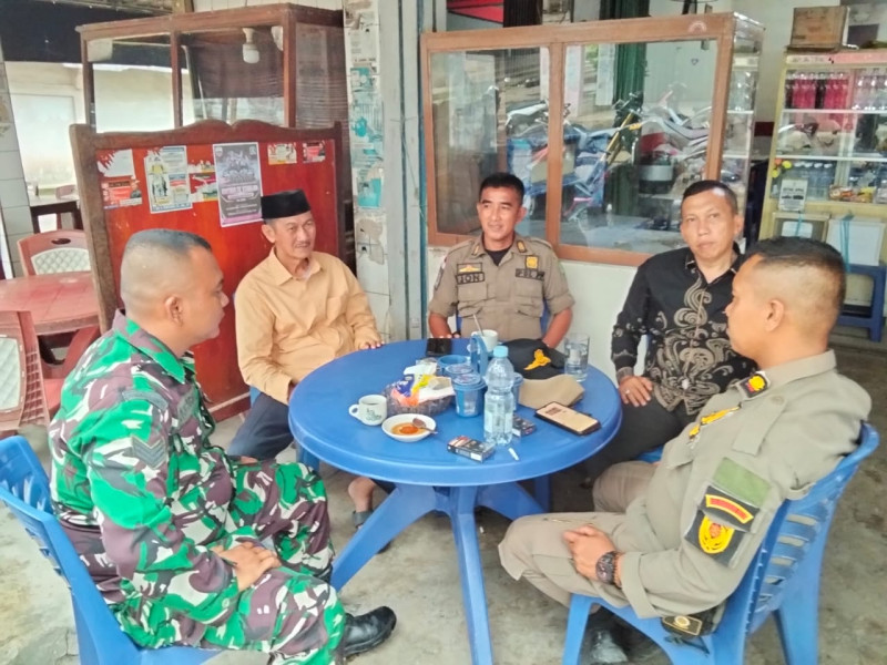 Sinergi, Babinsa Koramil 07/Reteh Bersama Aparat Pemerintahan Lakukan Komsos