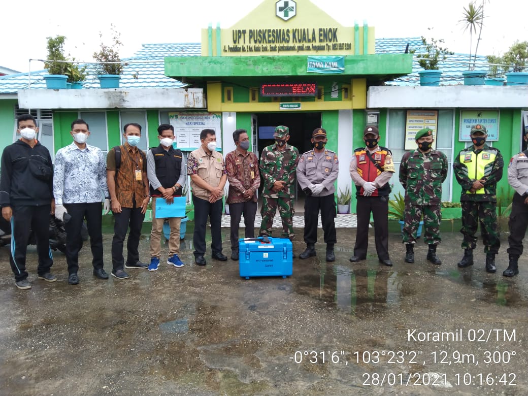 Danramil 02/Tanah Merah Bersama Upika Kecamatan Dampingi Pihak Puskesmas Penerimaan Vaksin Sinovac