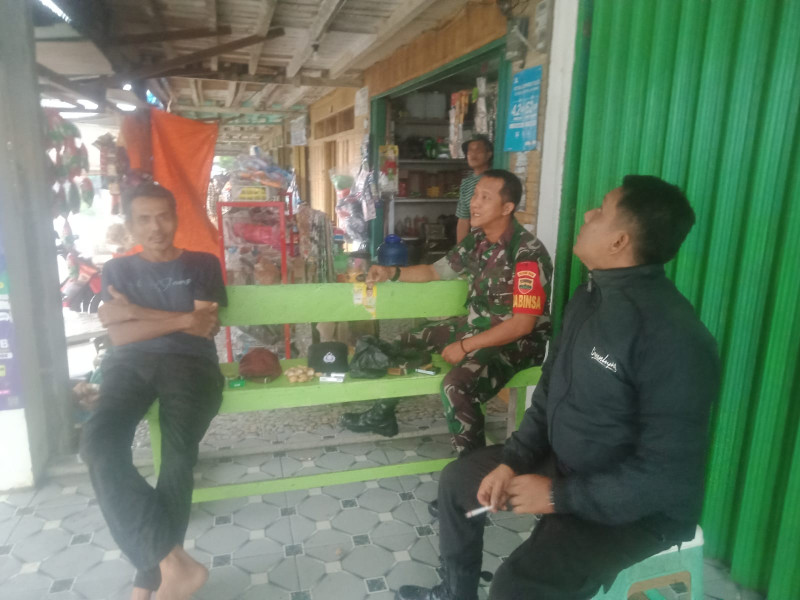 Babinsa Koramil 07/Reteh Gelar Komsos, Perkuat Silaturrahmi Dengan Masyarakat