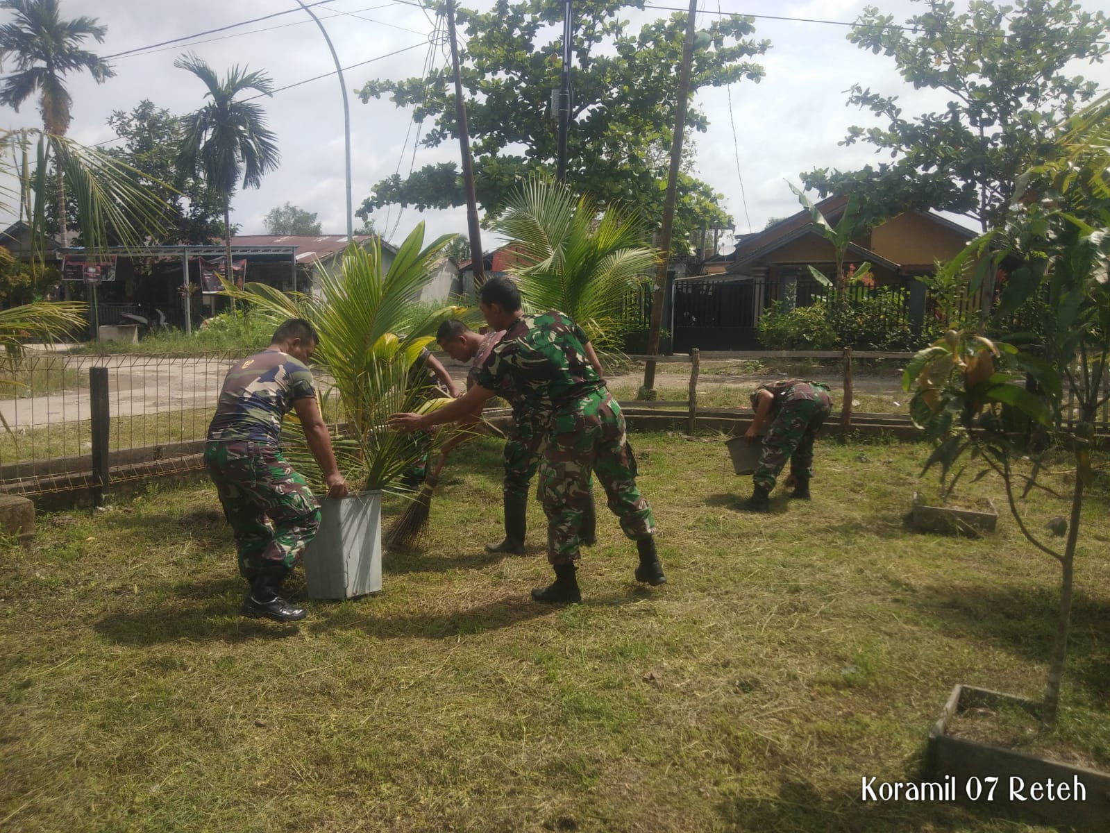 Pembersihan Di Sekitar Halaman Kantor Koramil Bersama Anggota