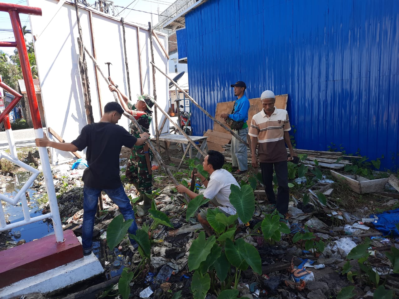 Wujudkan Kampung Pancasila Yang Bersih, Anggota Koramil 03/Tempuling Goro Bersama Warga Masyarakat
