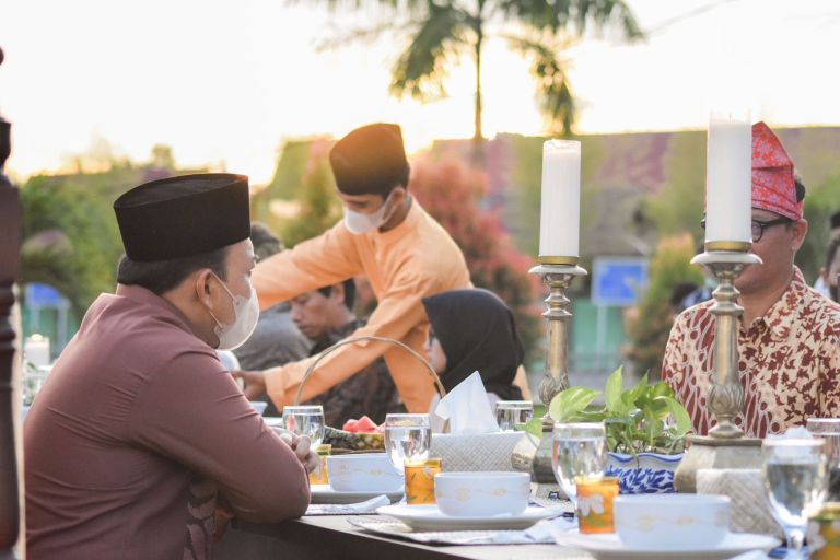 Mengambil Lokasi di Istana Peraduan, Wabup Husni Gelar Jamuan Makan Tamu Ala Sultan