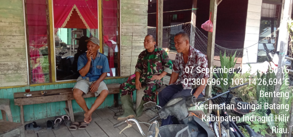 Dengan Komsos, Babinsa Sertu M. Hasan Tingkatkan Silaturahmi Antar Sesama