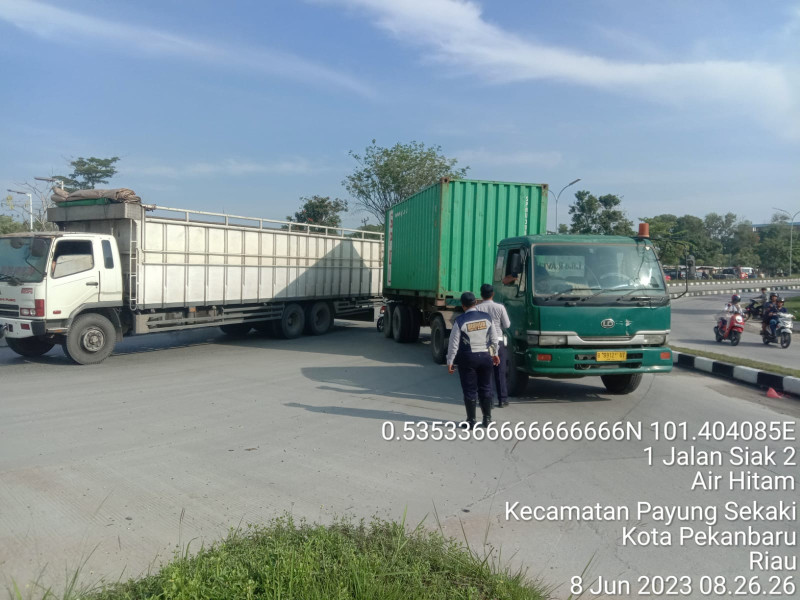 Dishub Pekanbaru Mulai Usir Kendaraan Angkutan Barang Melanggar Jalur dan Jam Melintas, Pasca Sosialisasi