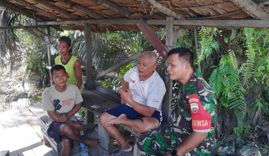 Efektifkan Komsos Dengan Tomas, Babinsa Desa Bayas Jaya Koramil 03/Tpl Mendatangi Tomas di Wilayah Binaannya