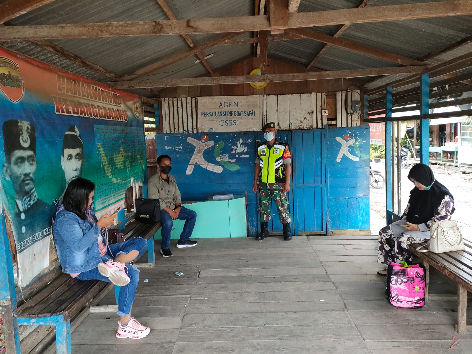 Babinsa 04/Kuindra Terus Gencarkan Penegakan Protkes ke Warga