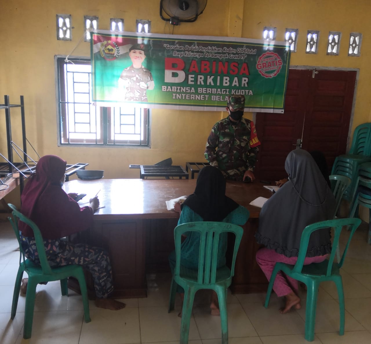 Babinsa Koramil 03/Tempuling Kodim 0314/Inhil Berkibar dengan Pelajar di Desa Binaan