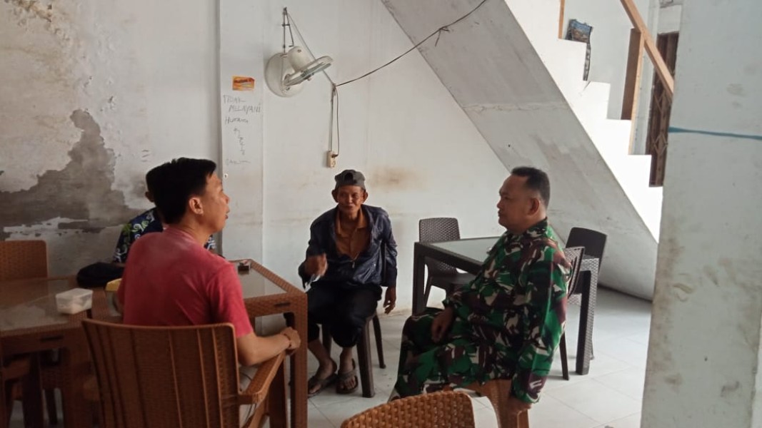 Babinsa Koramil 05/Gas Serma Tota Komsos Bersama Warga Eratkan Silaturahmi