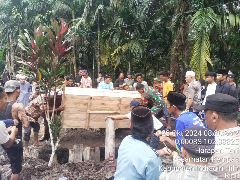 Babinsa Koramil 03/Tpl Bantu Prosesi Pemakaman Warga Korban Tenggelam di Kecamatan Kempas