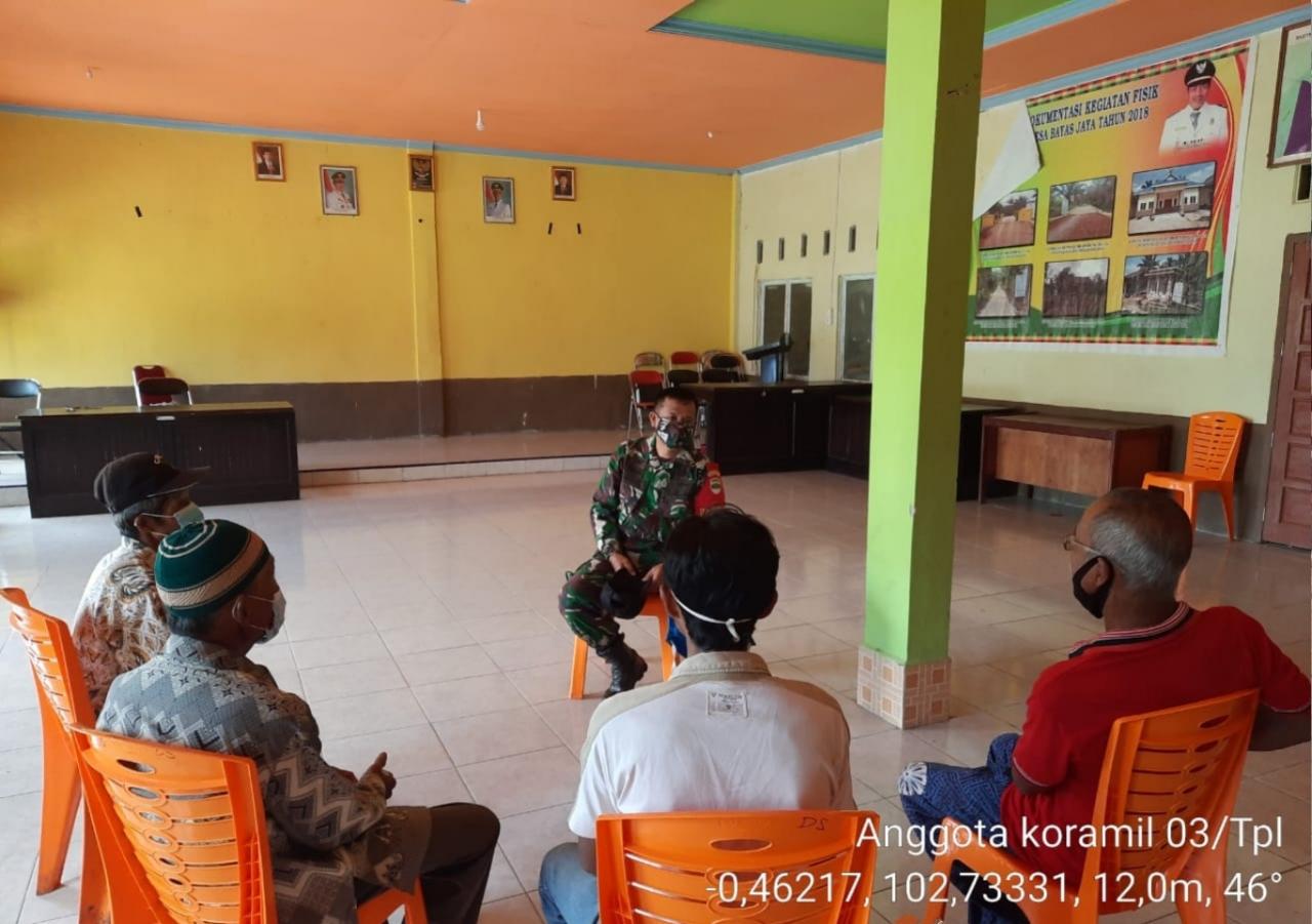Tingkatkan Tugas dan Peran Babinsa, Babinsa Koramil 03/Tempuling Komsos dengan Tokoh Masyarakat