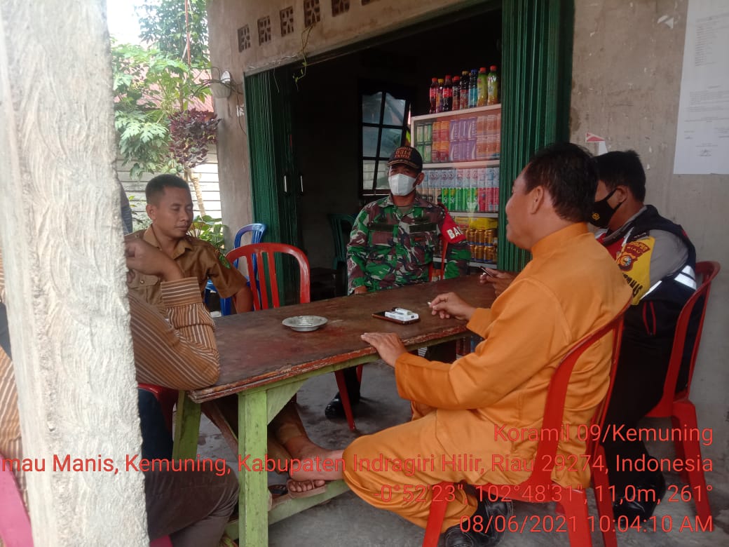 Rutin, Babinsa Koramil 09/Kemuning Komsos dengan Aparat Desa Limau Manis