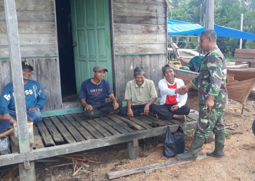 Babinsa Koramil 05/Gas Serma Sasmito Laksanakan Komsos Dalam Membina Komunikasi Sosial Bersama Masyarakat