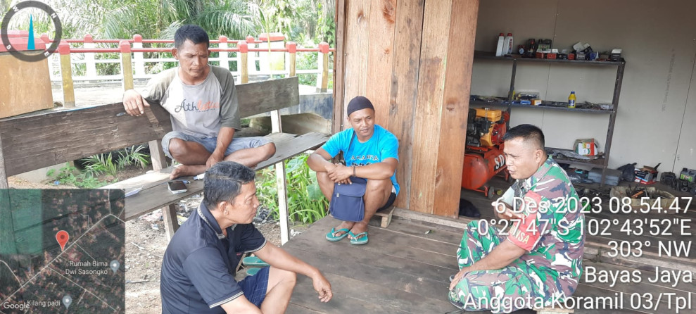 Babinsa Koramil 03/Tpl Serma Damrianto Laksanakan Komsos Dengan Ketua Pemuda Di Desa Bayas Jaya