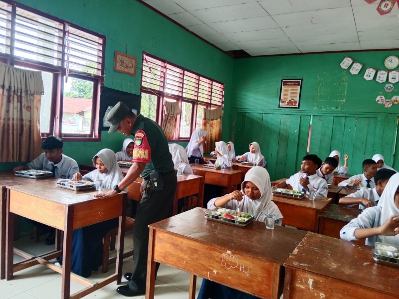 Kamis Penuh Gizi di Limau Manis dan Lubuk Besar: Babinsa Sinergi dengan SPPG, Rawat Generasi dari Piring Makan