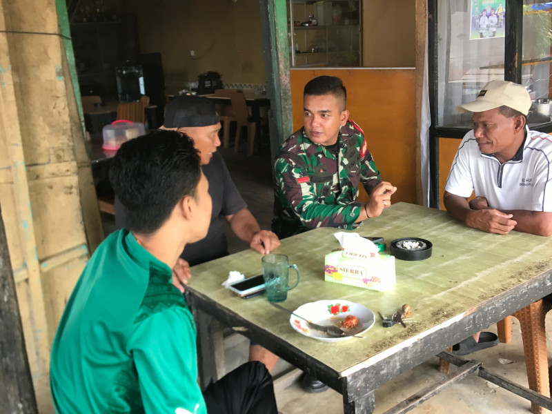 Tingkatkan Sinergitas Babinsa Koramil 05/Gas Pratu Rismi Sebastian Babinsa Lahang Hulu Laksanakan Giat Komsos