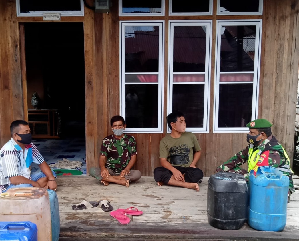 Babinsa Koramil 04/Kuindra Lakukan Komsos dengan Masyarakat Desa Panglima Raja