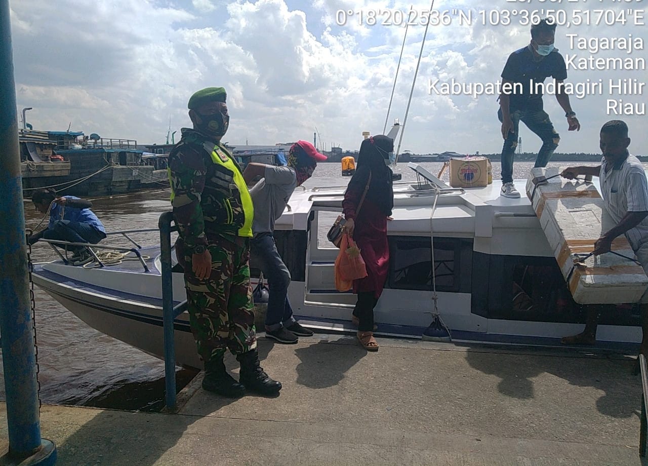 Babinsa Koramil 06/Kateman Persuasif Pantau Aktifitas Warga di Pelabuhan HK