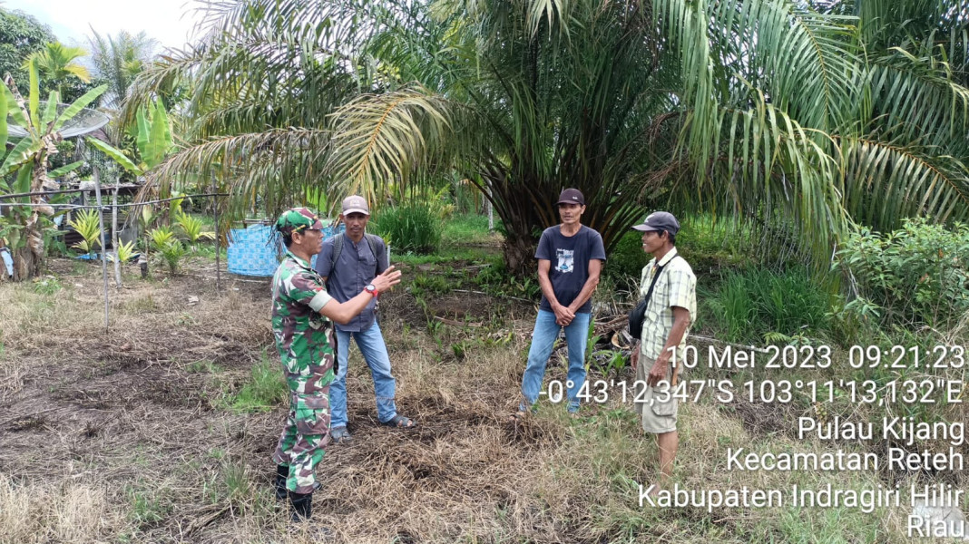 Babinsa Koramil 07/Reteh Jaga Lahan dan Hutan Bersama Warga