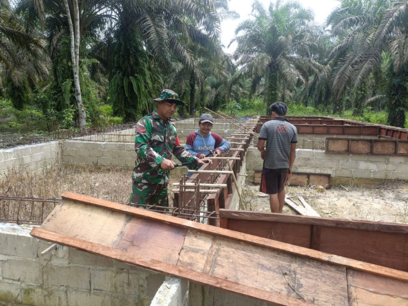 Ciptakan Kekompakan, Babinsa Koramil 09/Kmg Bantu Pengecoran Rumah Warga Layak Huni