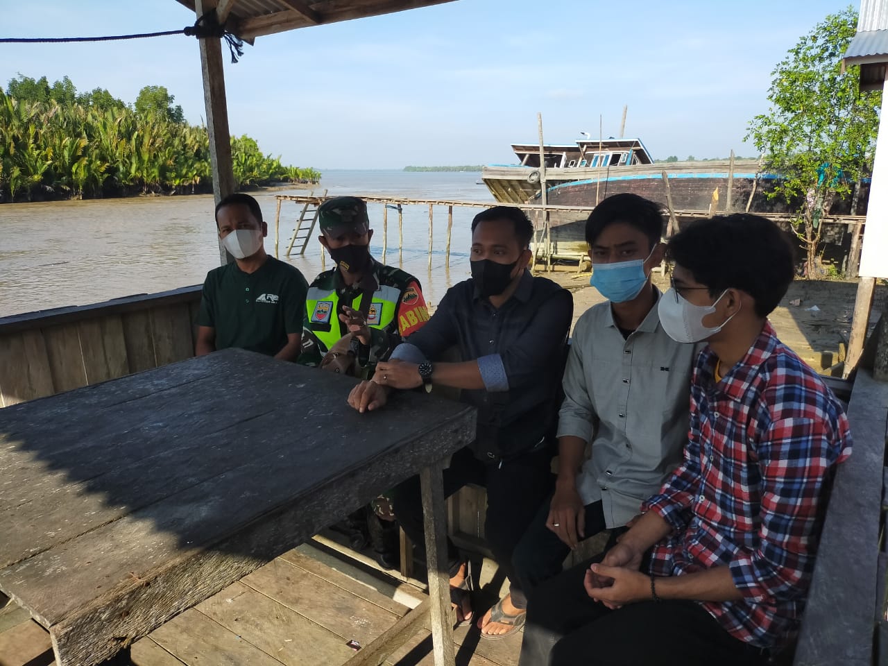 Lakukan Komsos, Babinsa 04/Kuindra Jaga Situasi Kamtibmas Tetap Kondusif