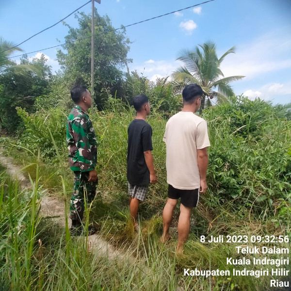 Babinsa Koramil 04/Kuindra Cegah Kebakaran Melalui Patroli dan Sosialisasi di Wilayah