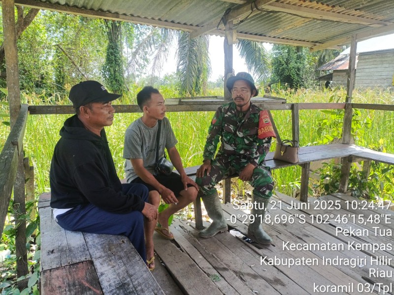 Babinsa Kopka RH Tambunan Ajak Masyarakat Jaga Kebersihan dan Keamanan Desa