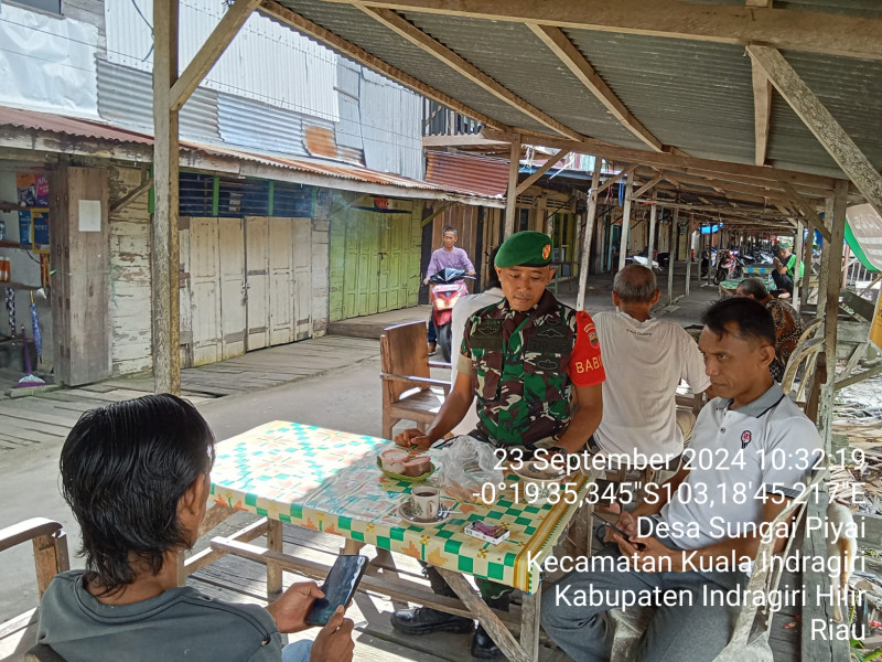 Jelang Pilkada, Babinsa Koramil 04/Kuindra Himbau Masyarakat Untuk Terus Jaga Situasi