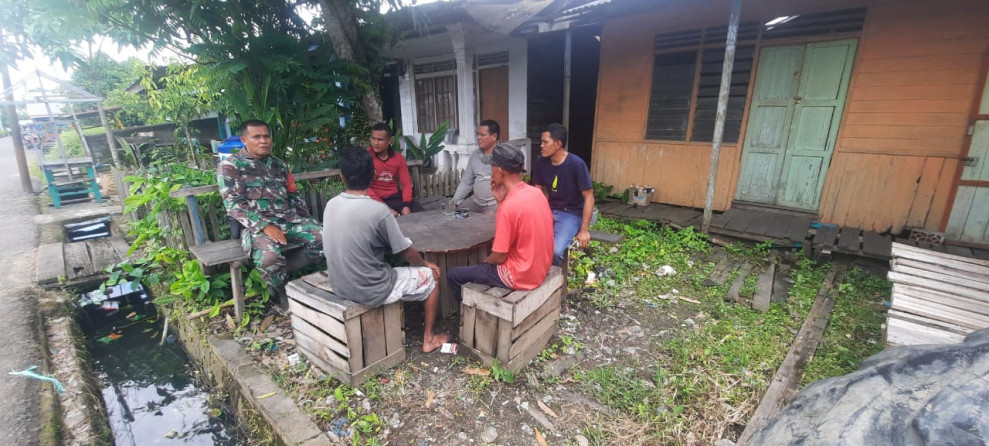 Babinsa Serma Damrianto Berbagi Informasi Terkait Perkembangan Situasi dan Jaga Kedekatan Dengan Warga