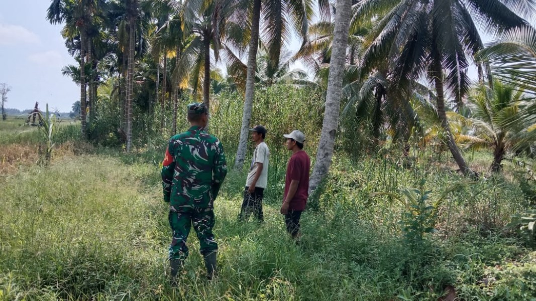 Patroli Karhutla di Parit 1: Babinsa Serka Yadi Yanto dan Masyarakat Bersinergi