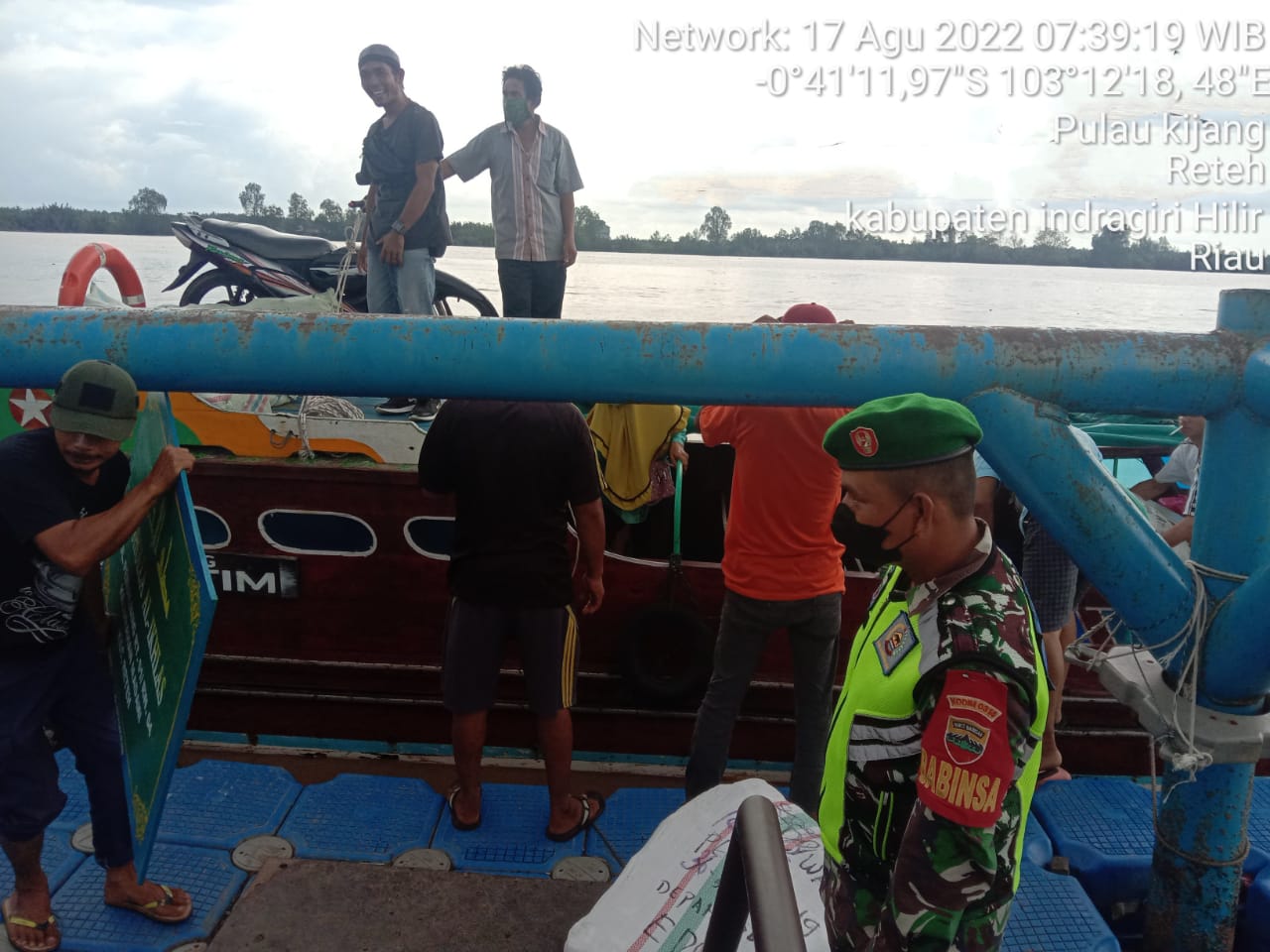 Usai Ikuti Upacara Peringatan HUT RI, Babinsa Koramil 07/Reteh Langsung Tegakkan Protkes di Pelabuhan