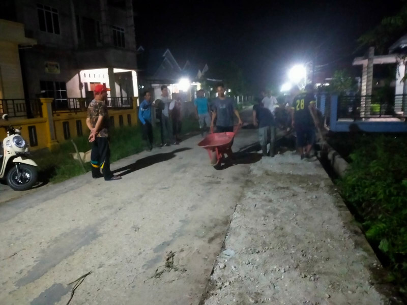 Semangat Gotong Royong,  Warga Jl.H Chalid Lakukan Pelebaran Badan Jalan Secara Swadaya