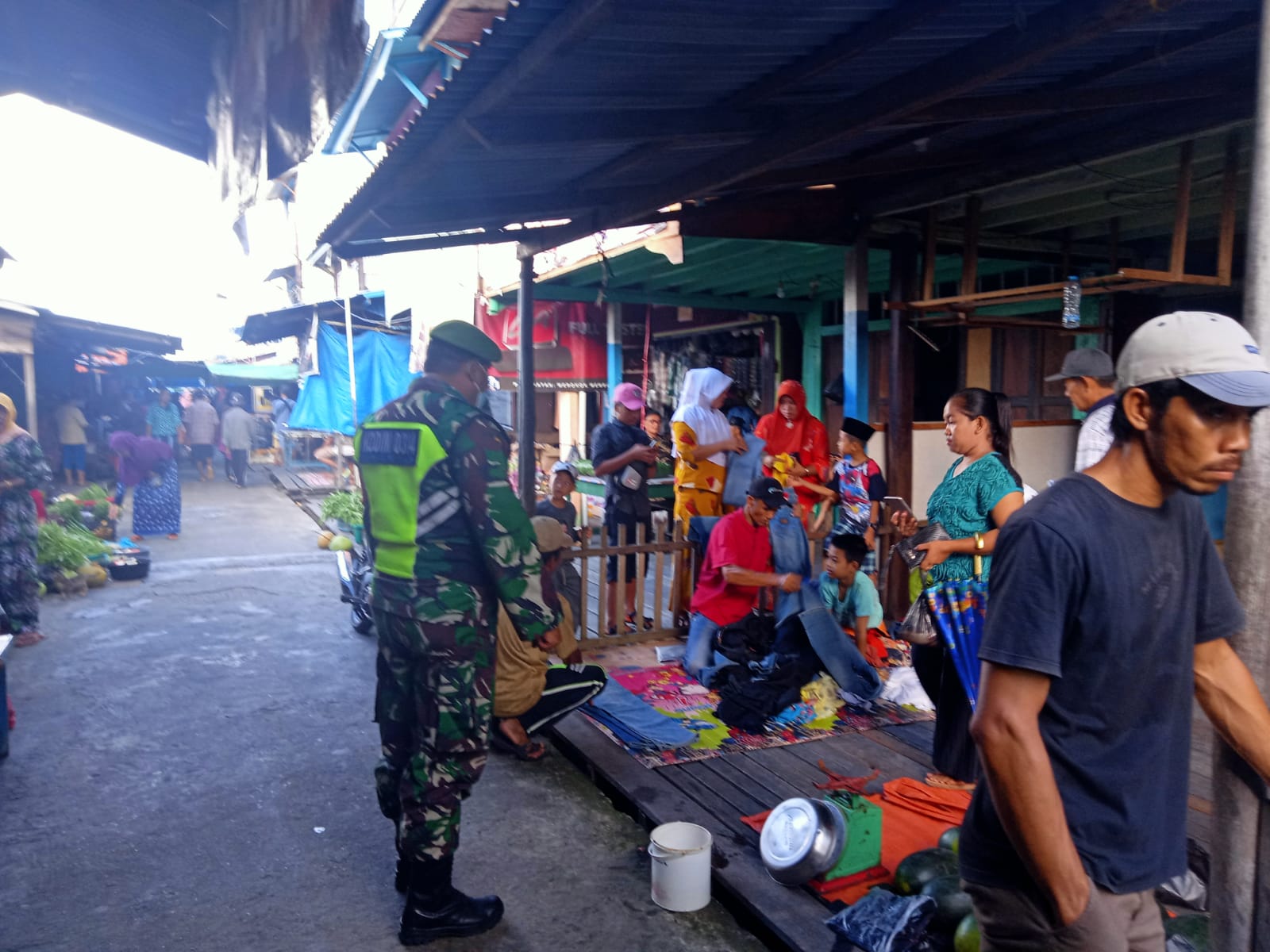 Babinsa 04/Kuindra Rutin Lakukan Penegakan Protkes di Kelurahan Concong